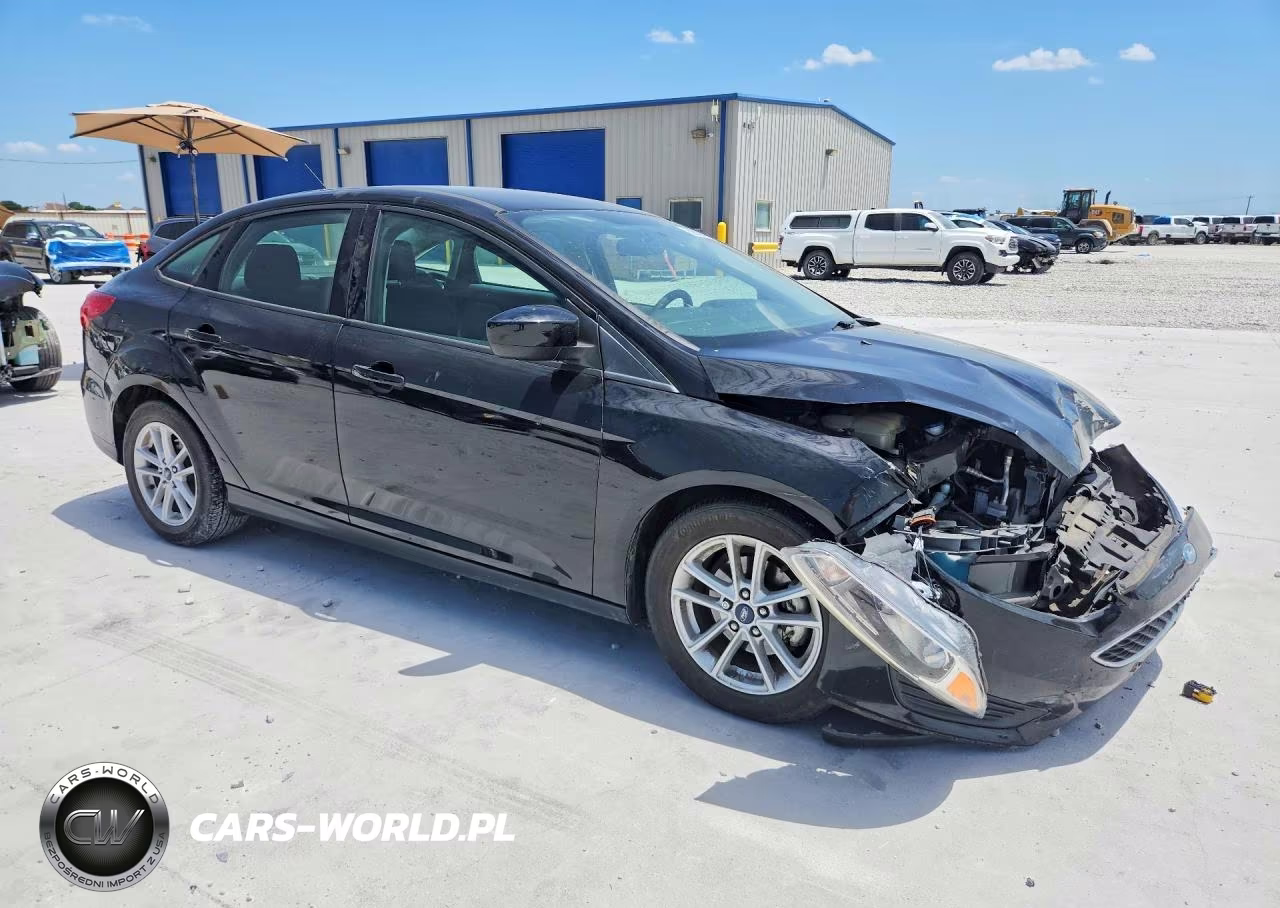 2018 Ford Focus Se VIN:1FADP3FEXJL229387 - 4