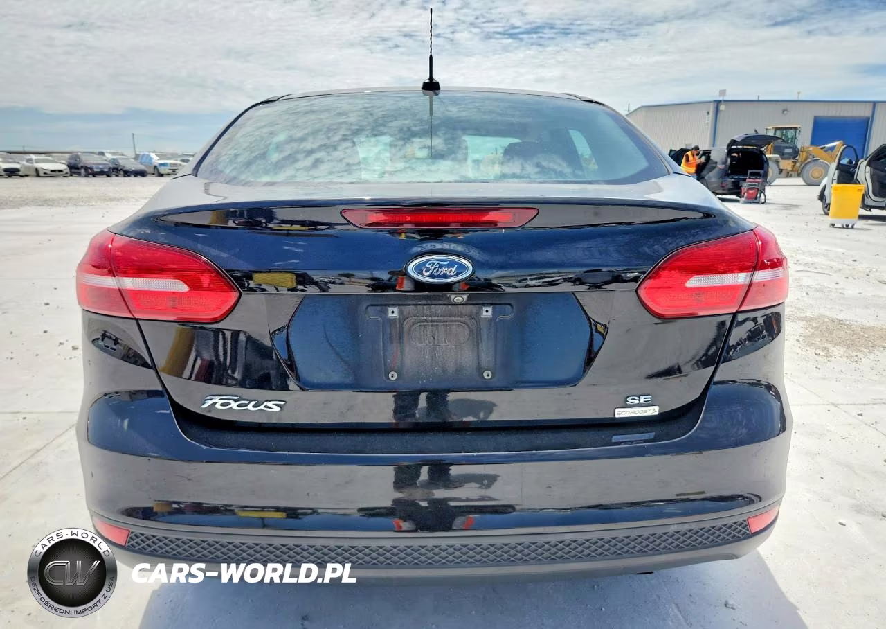 2018 Ford Focus Se VIN:1FADP3FEXJL229387 - 6