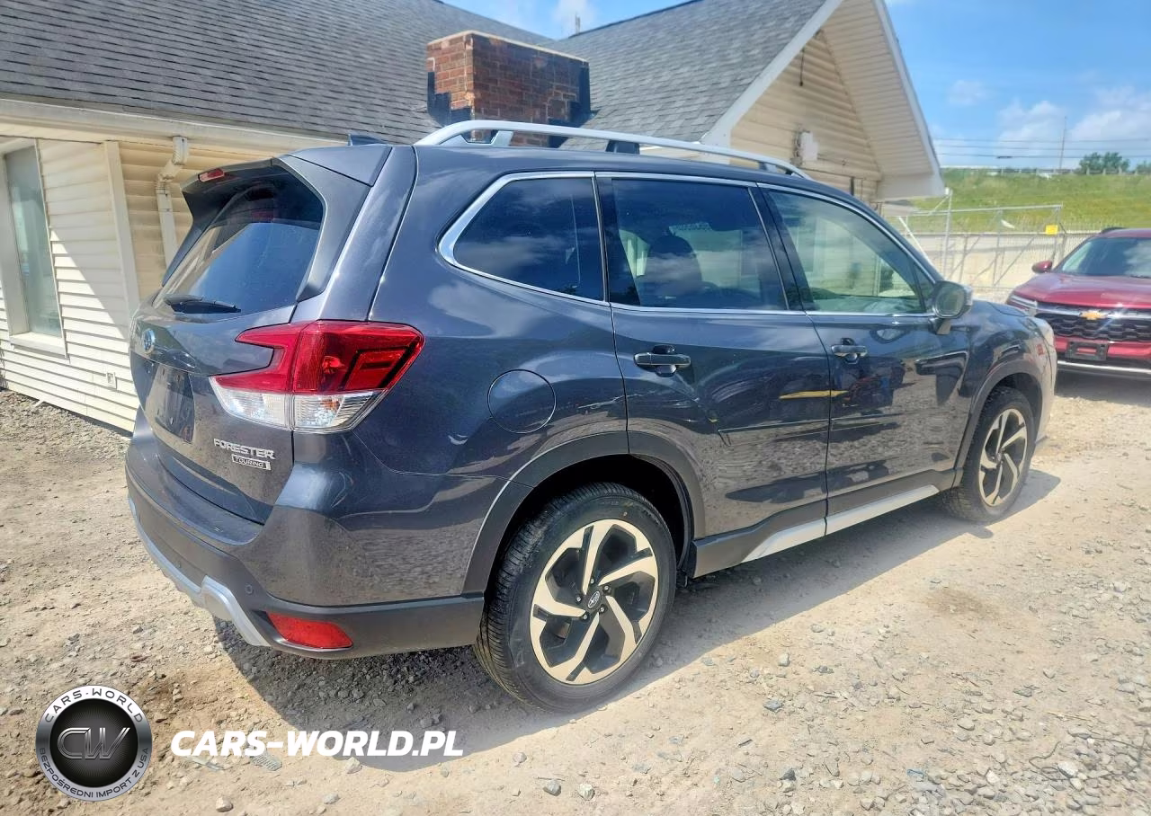 2023 Subaru Forester Touring VIN:JF2SKARCXPH416642 - 3