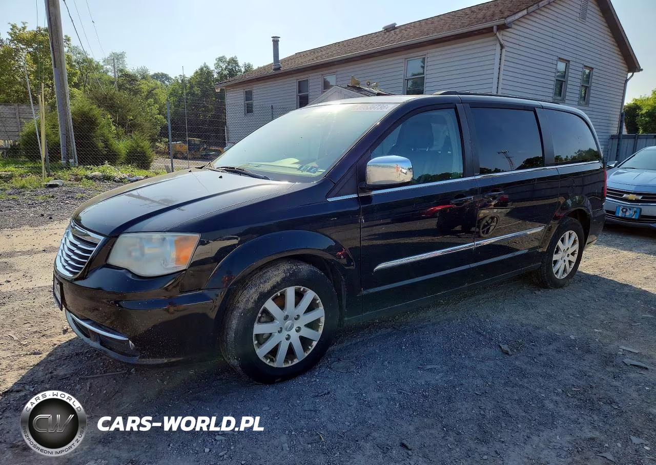2013 Chrysler Town & Country Touring – zdjęcie 1 z 13