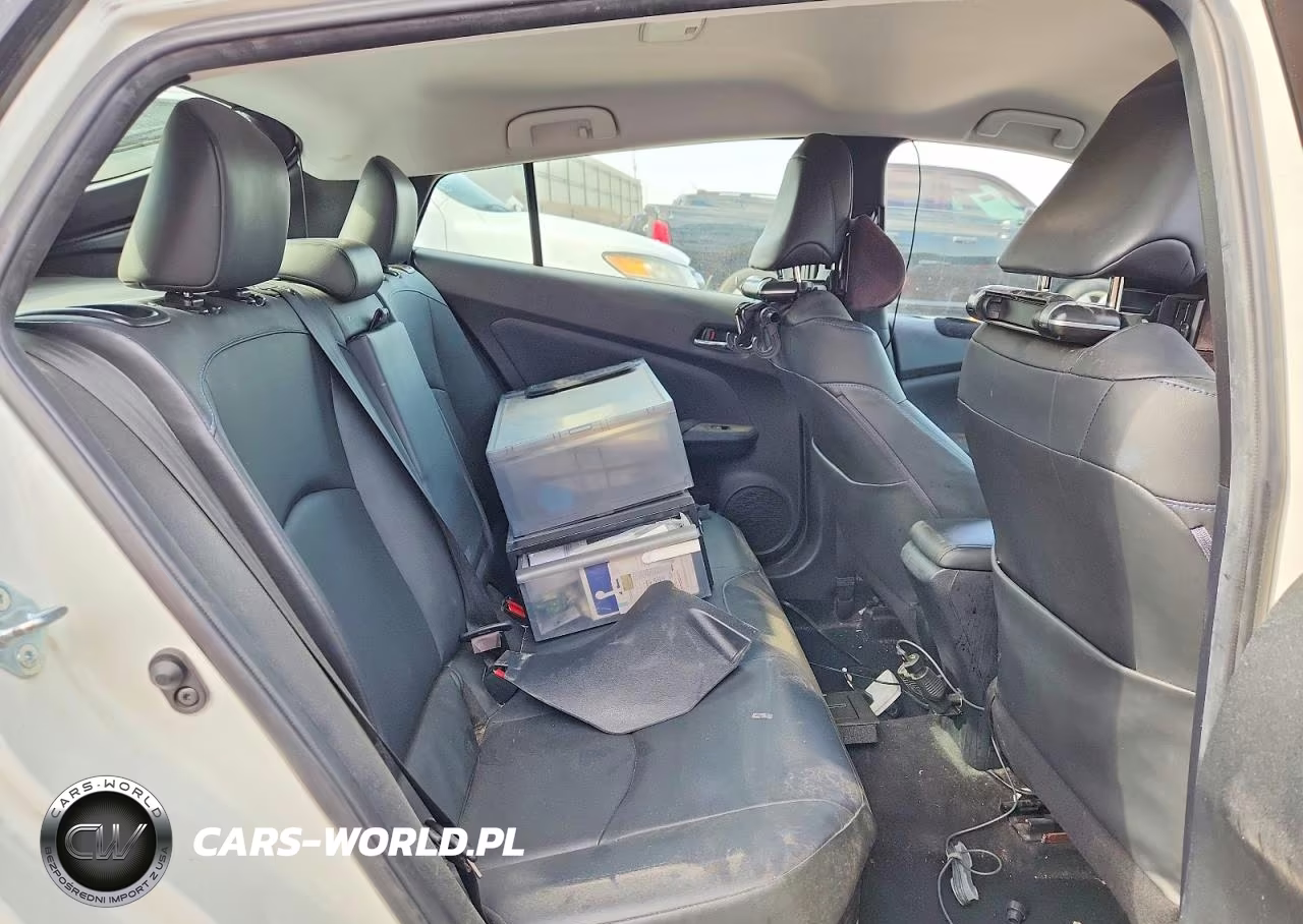 2016 Toyota Prius Four Touring VIN:JTDKARFU2G3521170 - 10