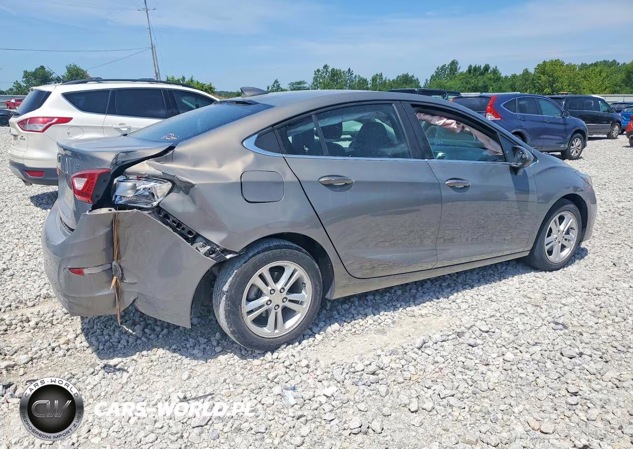 2018 Chevrolet Cruze Lt VIN:1G1BE5SM5J7126007 - 3