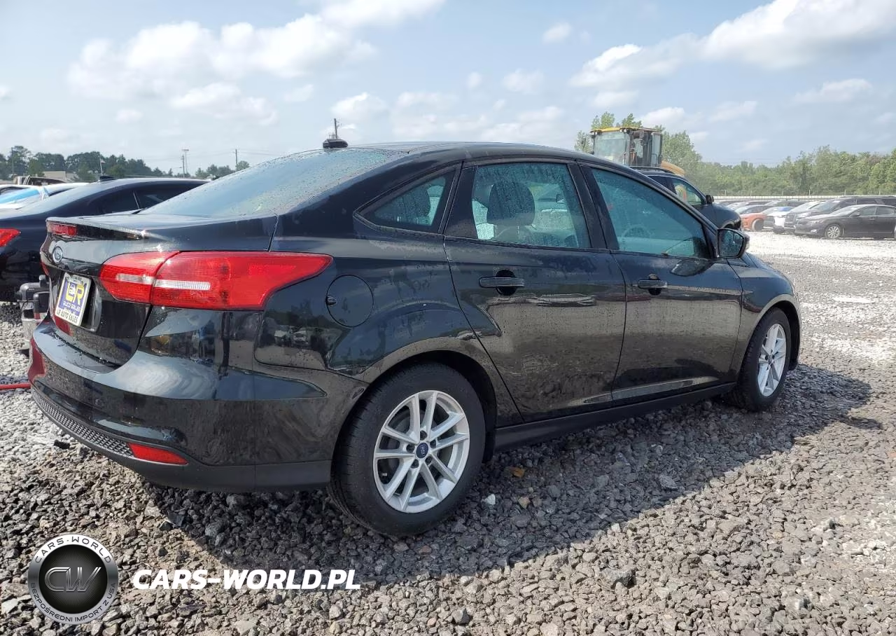 2015 Ford Focus Se VIN:1FADP3F22FL335040 - 3