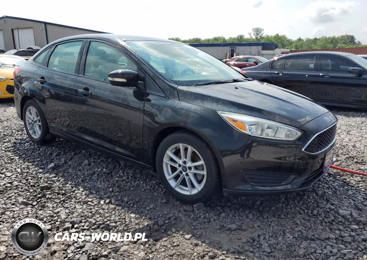 2015 Ford Focus Se VIN:1FADP3F22FL335040 - 4