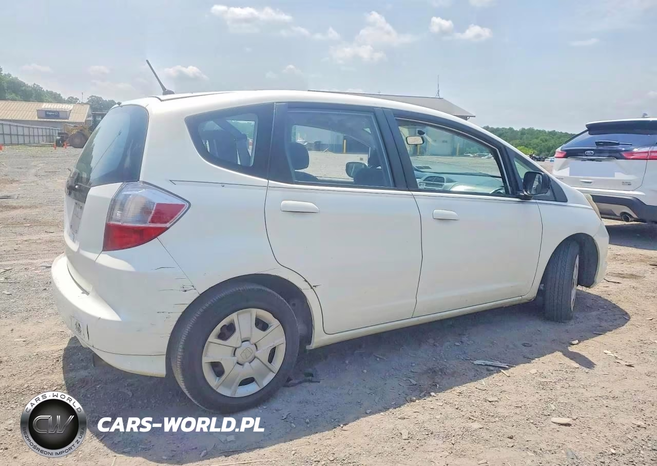 2013 Honda Fit VIN:JHMGE8H33DC036233 - 3