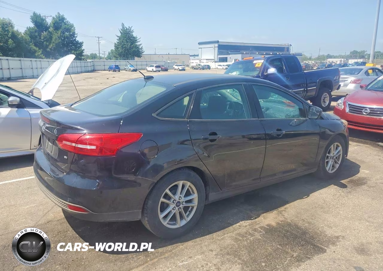 2018 Ford Focus Se VIN:1FADP3F24JL218262 - 3