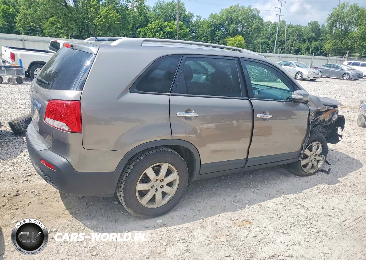 2013 Kia Sorento Lx VIN:5XYKT3A69DG381206 - 3