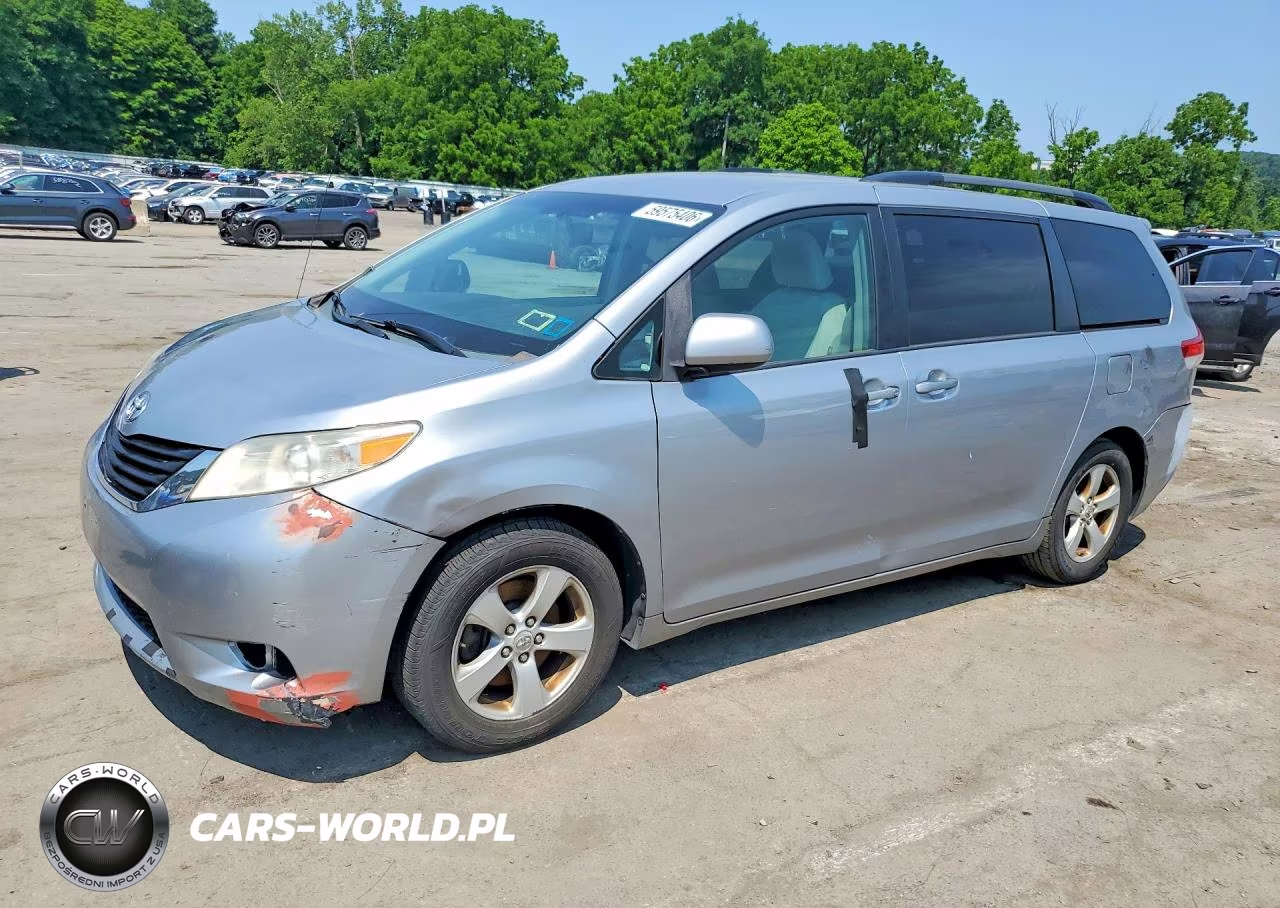 2011 Toyota Sienna Le – zdjęcie 1 z 13