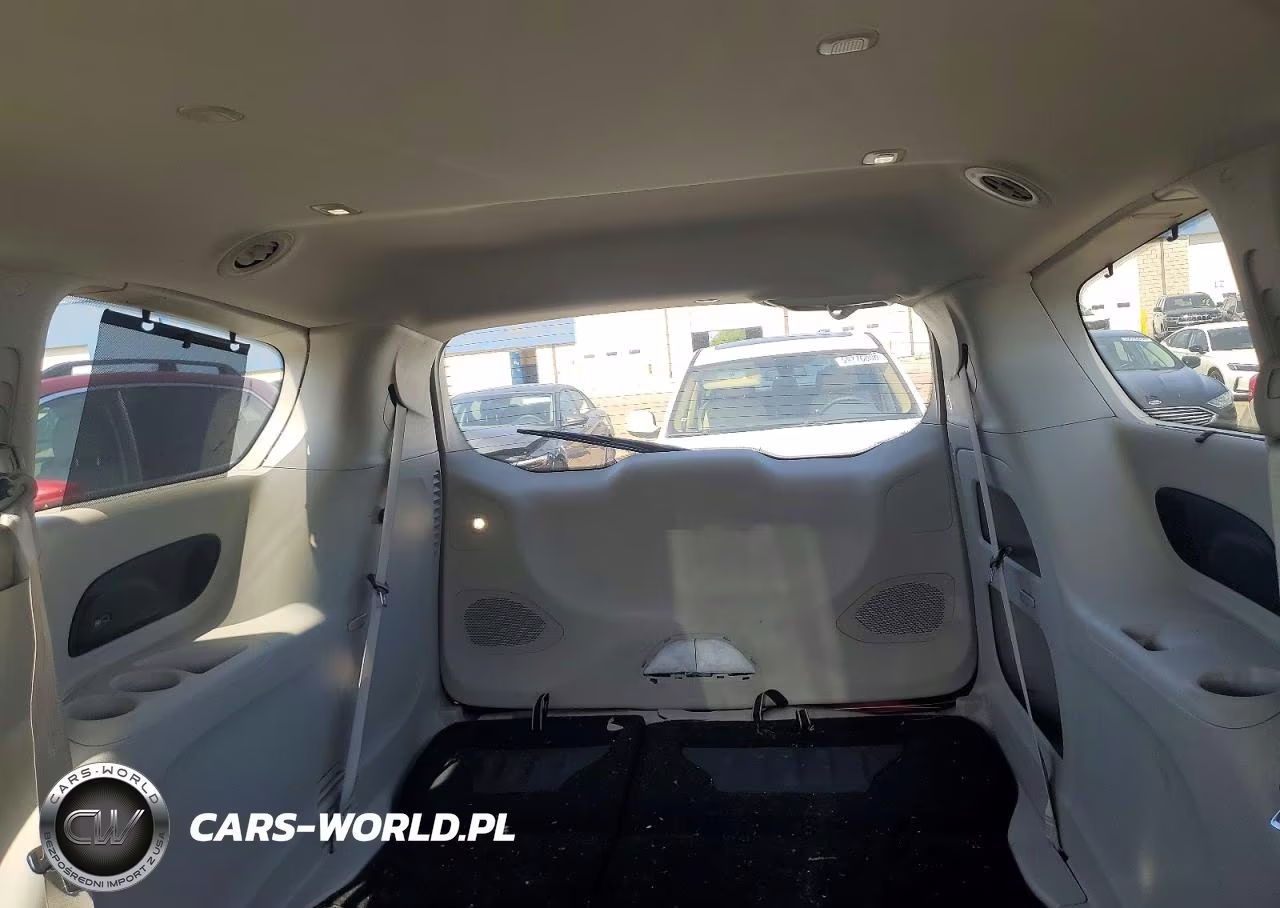 2019 Chrysler Pacifica Touring L Plus VIN:2C4RC1EG3KR722128 - 10