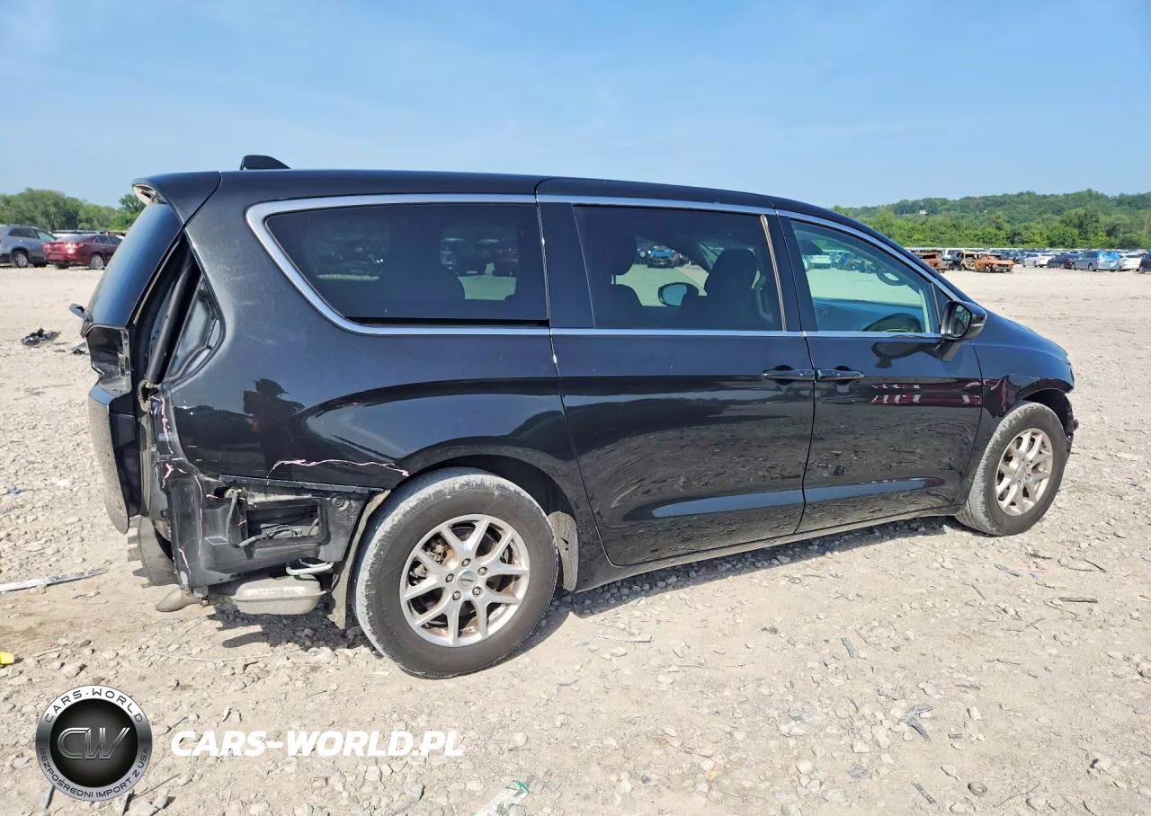2023 Chrysler Pacifica Touring L VIN:2C4RC1BG2PR620900 - 3