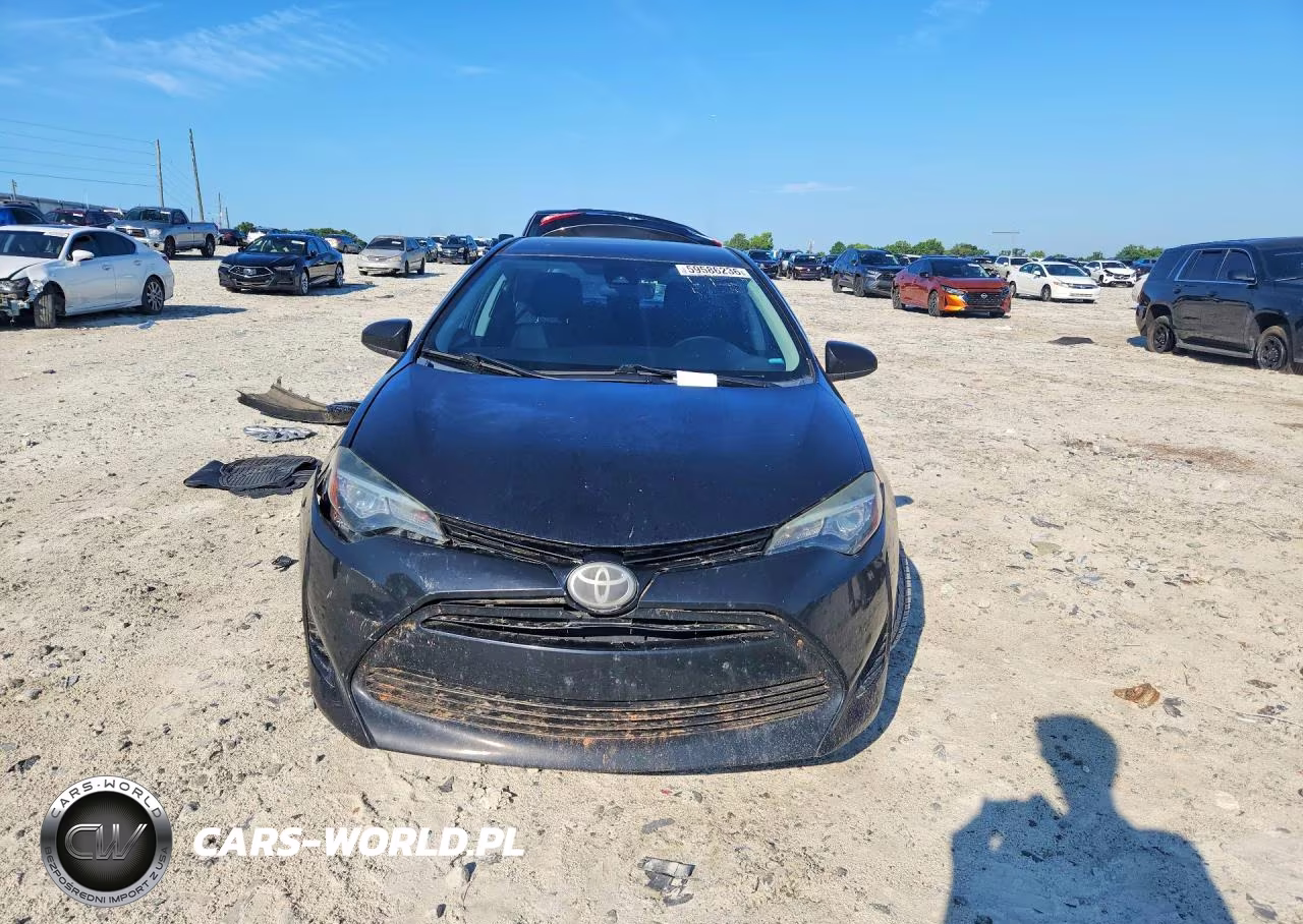 2018 Toyota Corolla Le VIN:2T1BURHE8JC015810 - 5