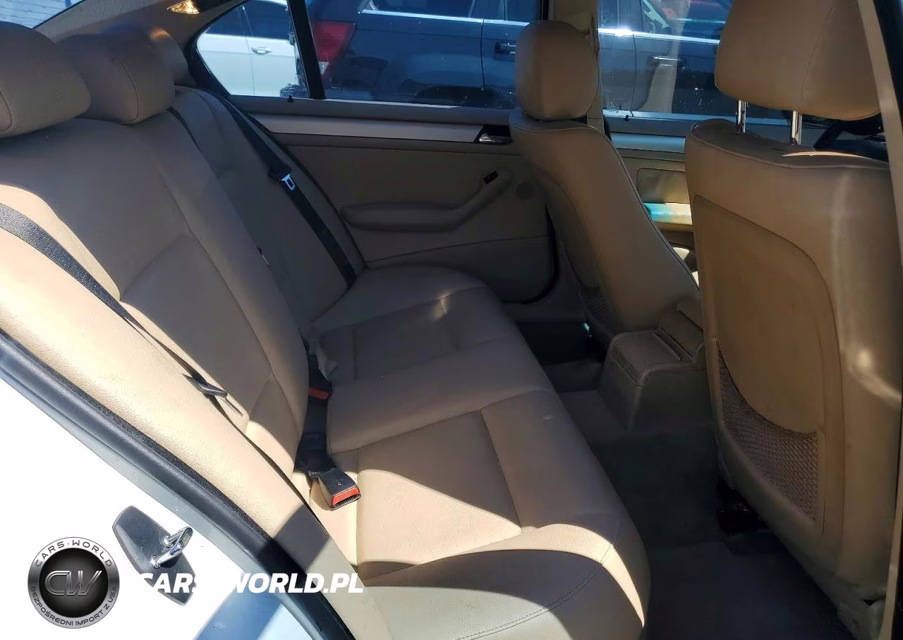 2010 BMW 3 Series VIN:WBAAZ33454KP87268 - 10