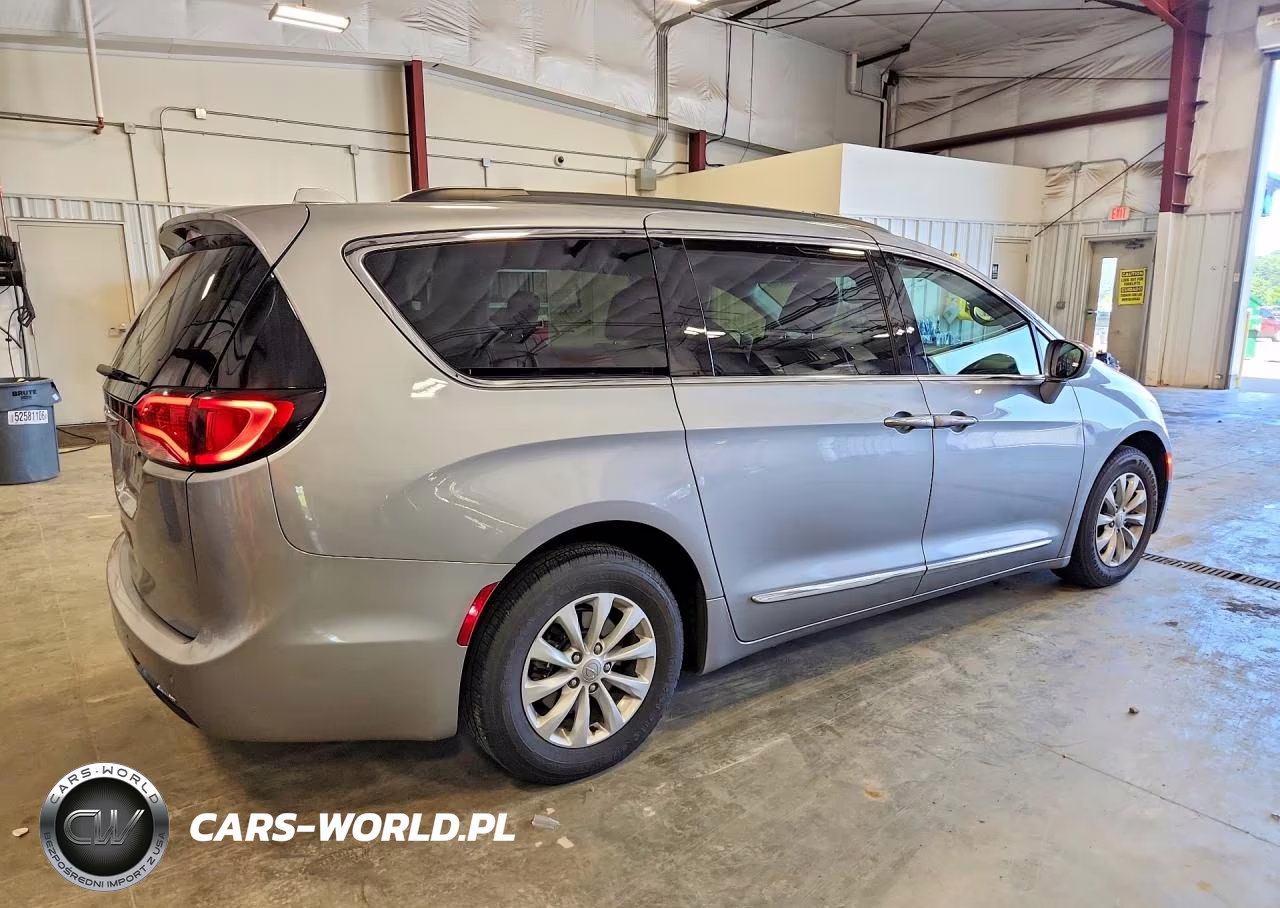 2017 Chrysler Pacifica Touring L VIN:2C4RC1BG2HR527392 - 3