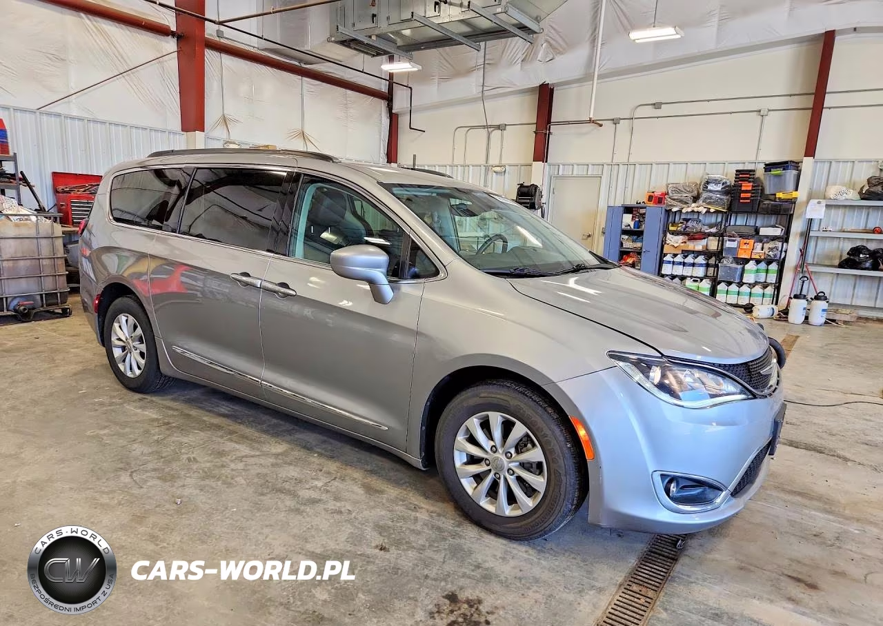 2017 Chrysler Pacifica Touring L VIN:2C4RC1BG2HR527392 - 4