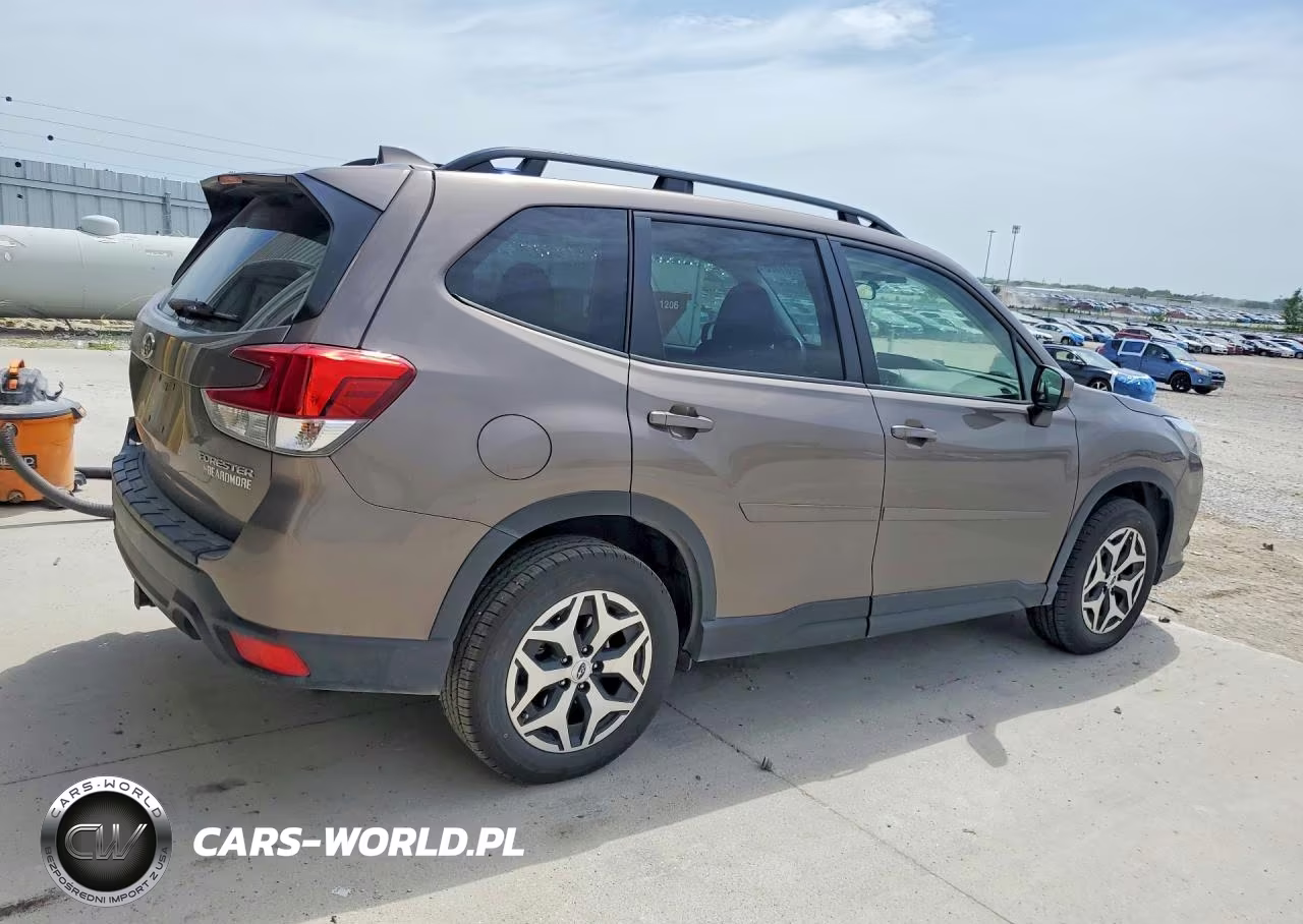 2023 Subaru Forester Premium VIN:JF2SKAEC1PH530602 - 3