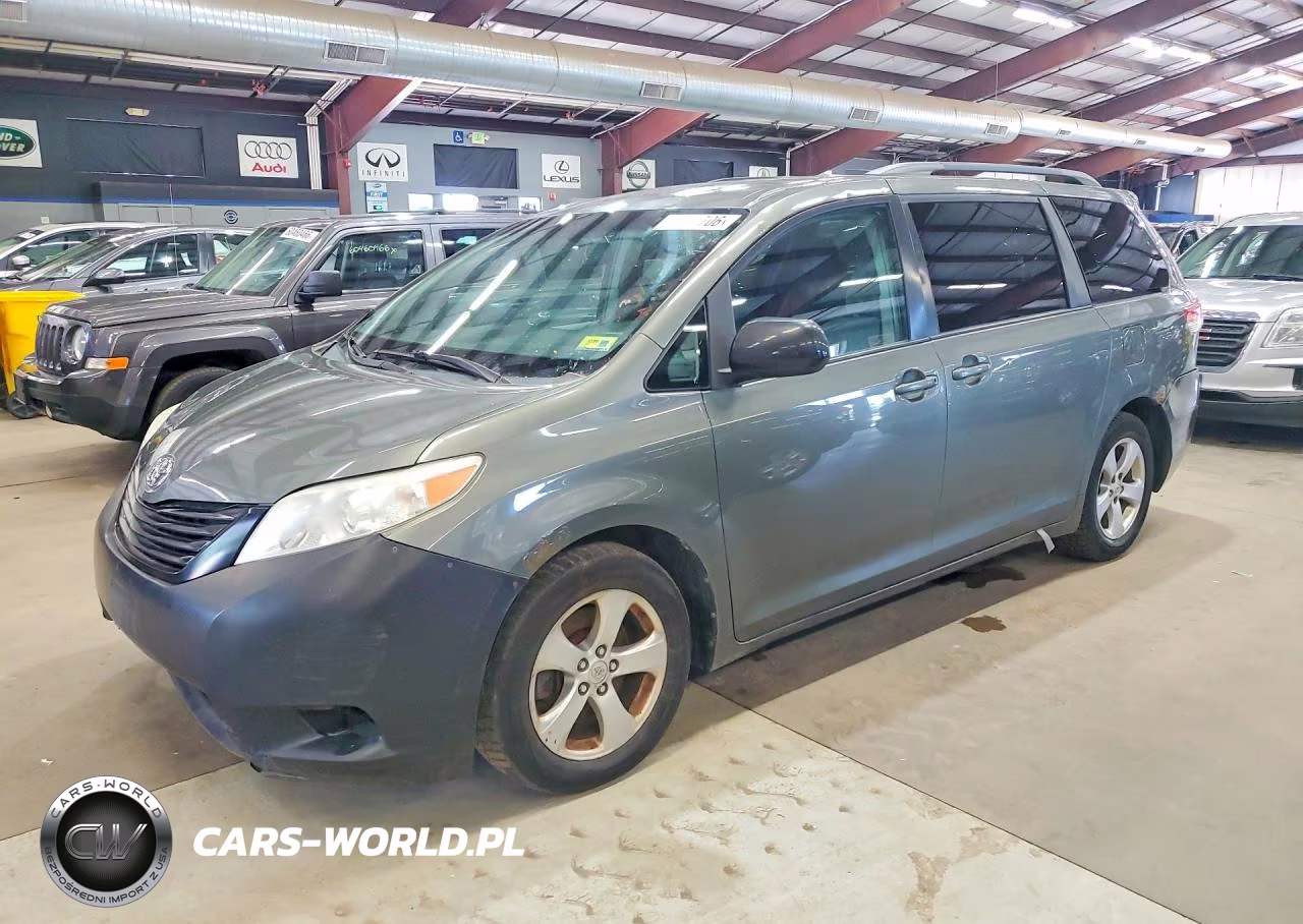 2011 Toyota Sienna – zdjęcie 1 z 13