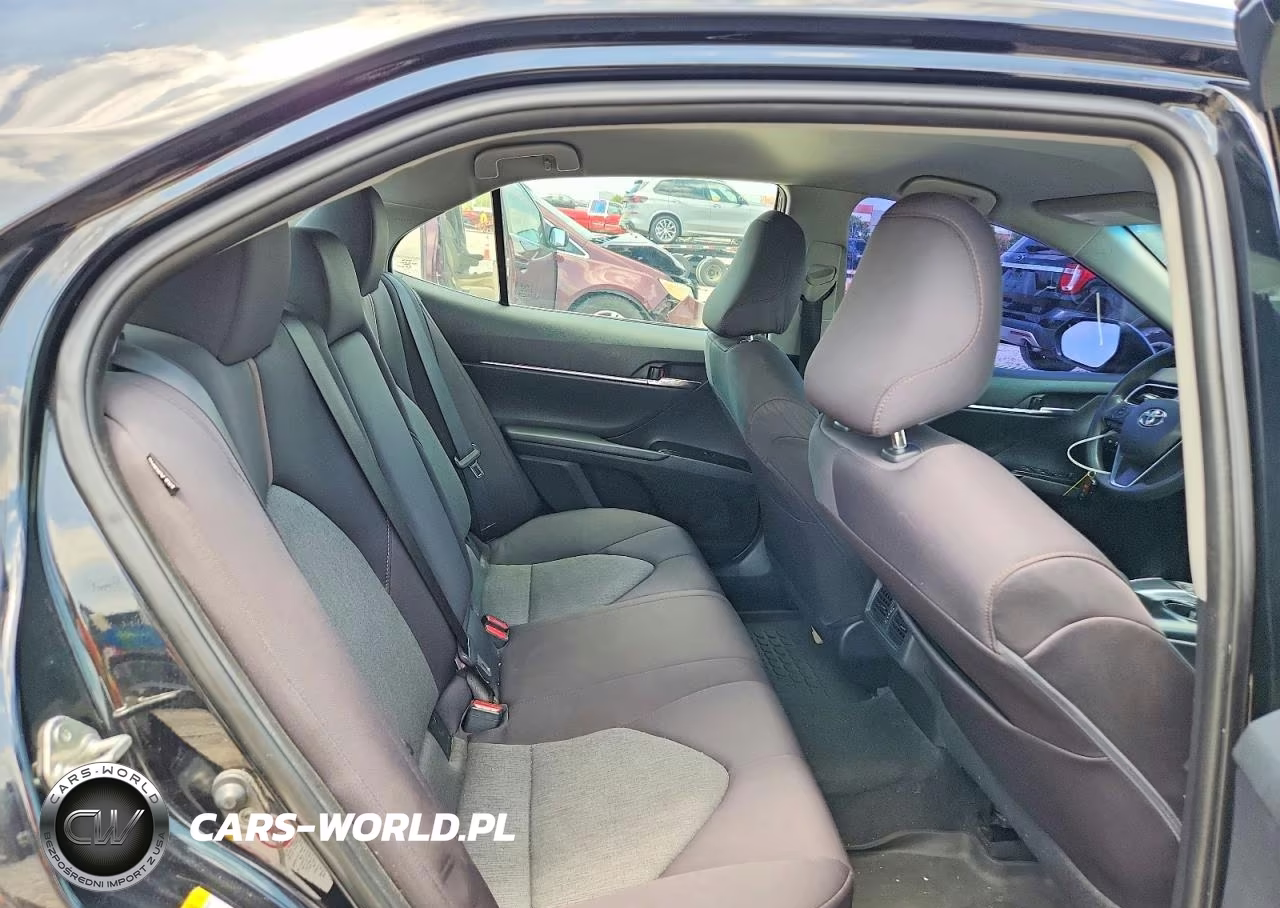 2018 Toyota Camry Le VIN:4T1B11HKXJU545985 - 10