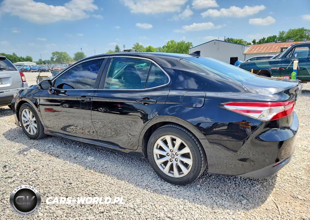 2018 Toyota Camry Le VIN:4T1B11HKXJU545985 - 2