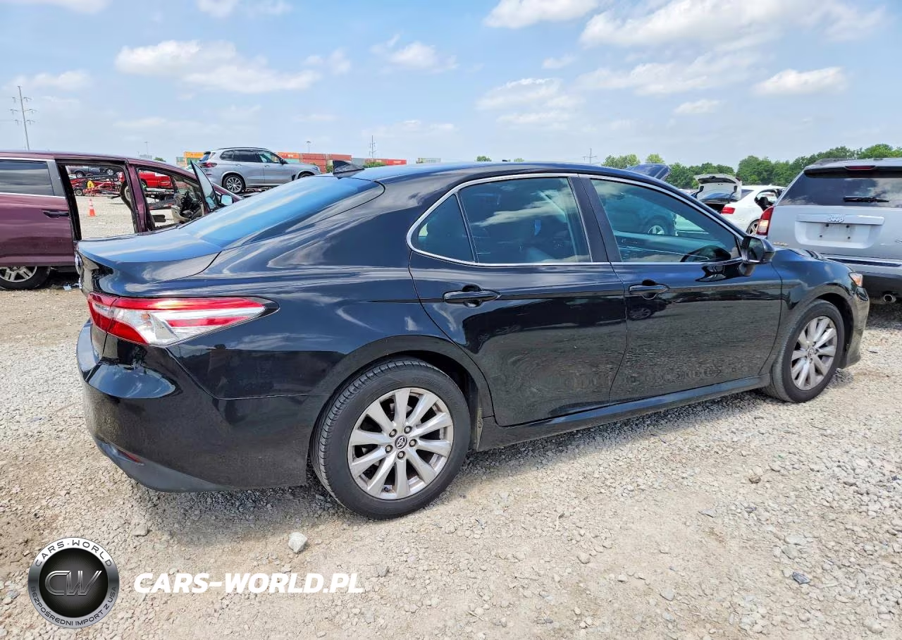 2018 Toyota Camry Le VIN:4T1B11HKXJU545985 - 3