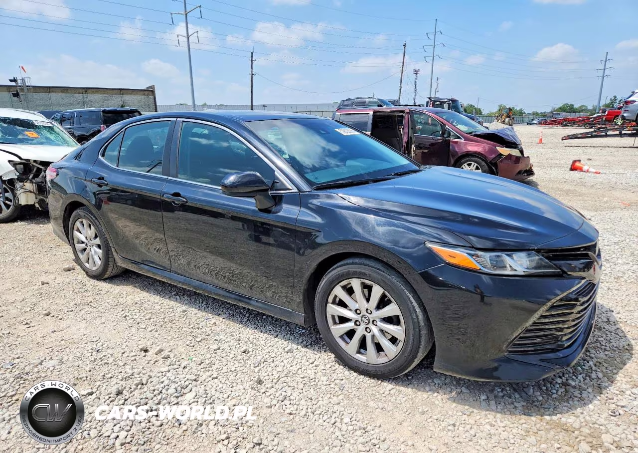 2018 Toyota Camry Le VIN:4T1B11HKXJU545985 - 4