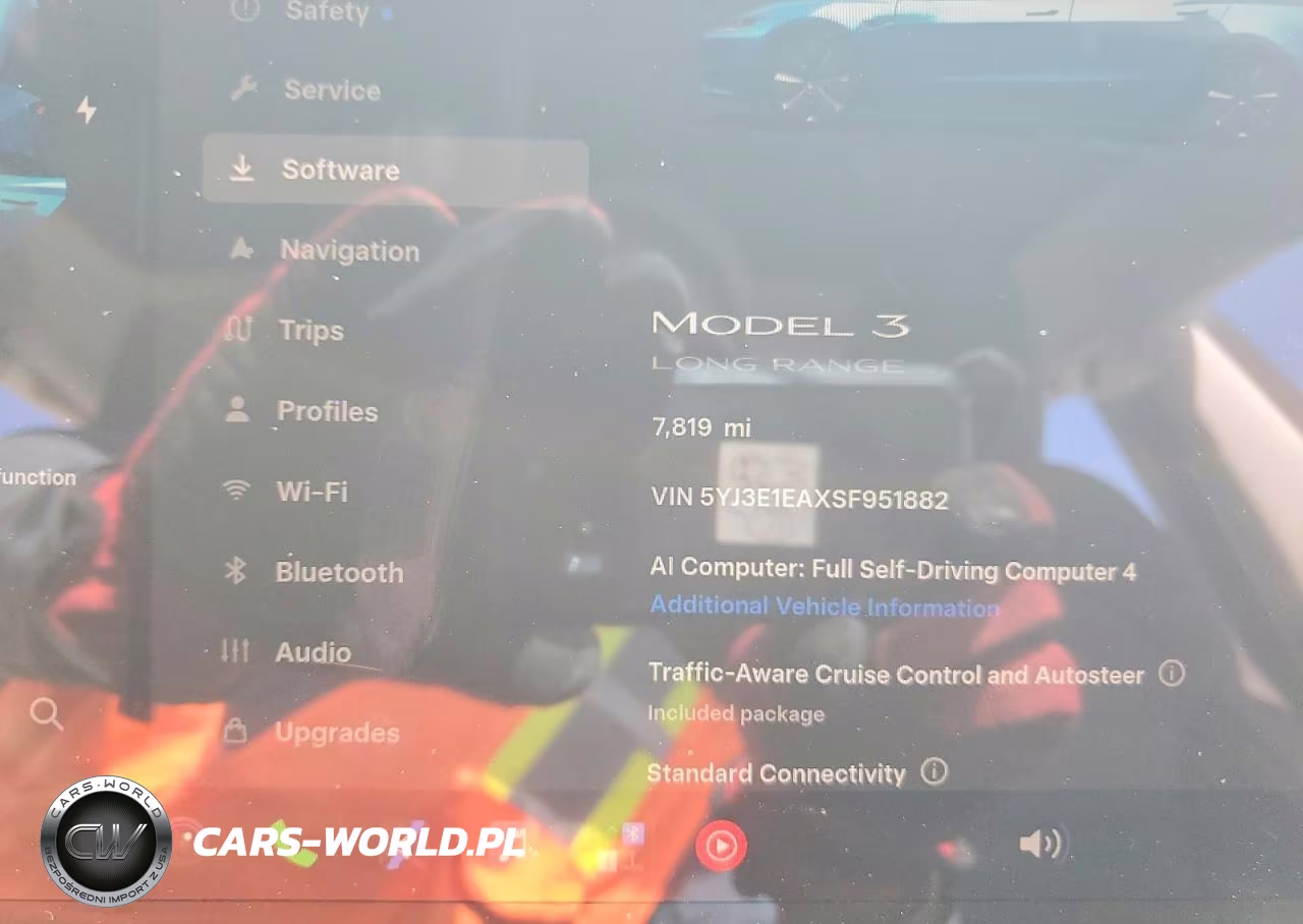 2025 Tesla Model 3 VIN:5YJ3E1EAXSF951882 - 9