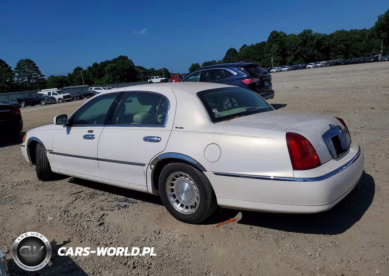 2000 Lincoln Town Car Executive VIN:1LNHM81WXYY938119 - 2