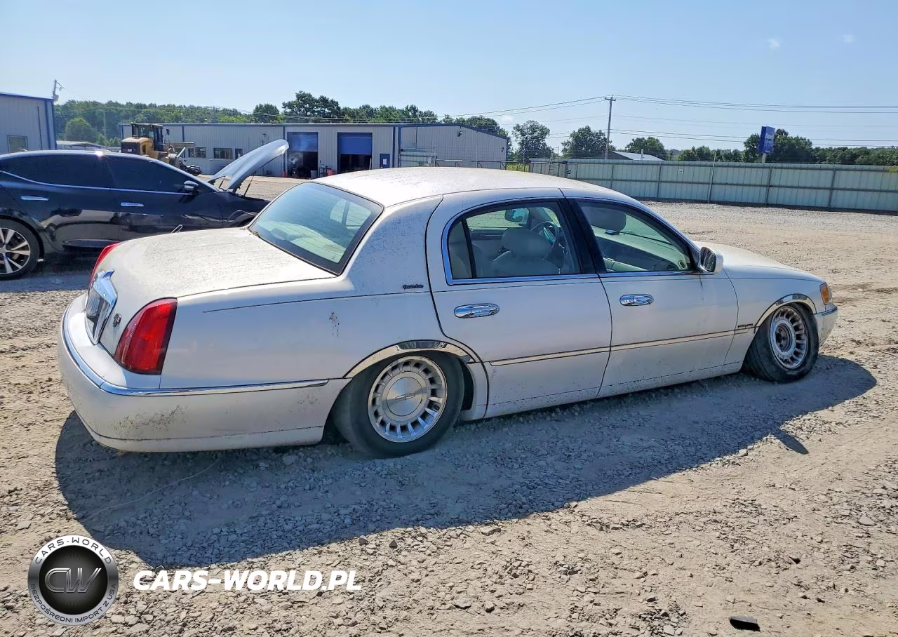 2000 Lincoln Town Car Executive VIN:1LNHM81WXYY938119 - 3