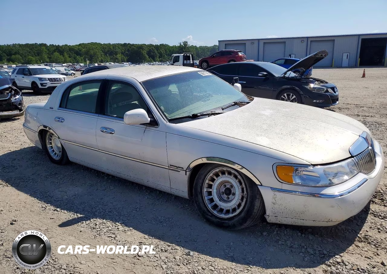 2000 Lincoln Town Car Executive VIN:1LNHM81WXYY938119 - 4