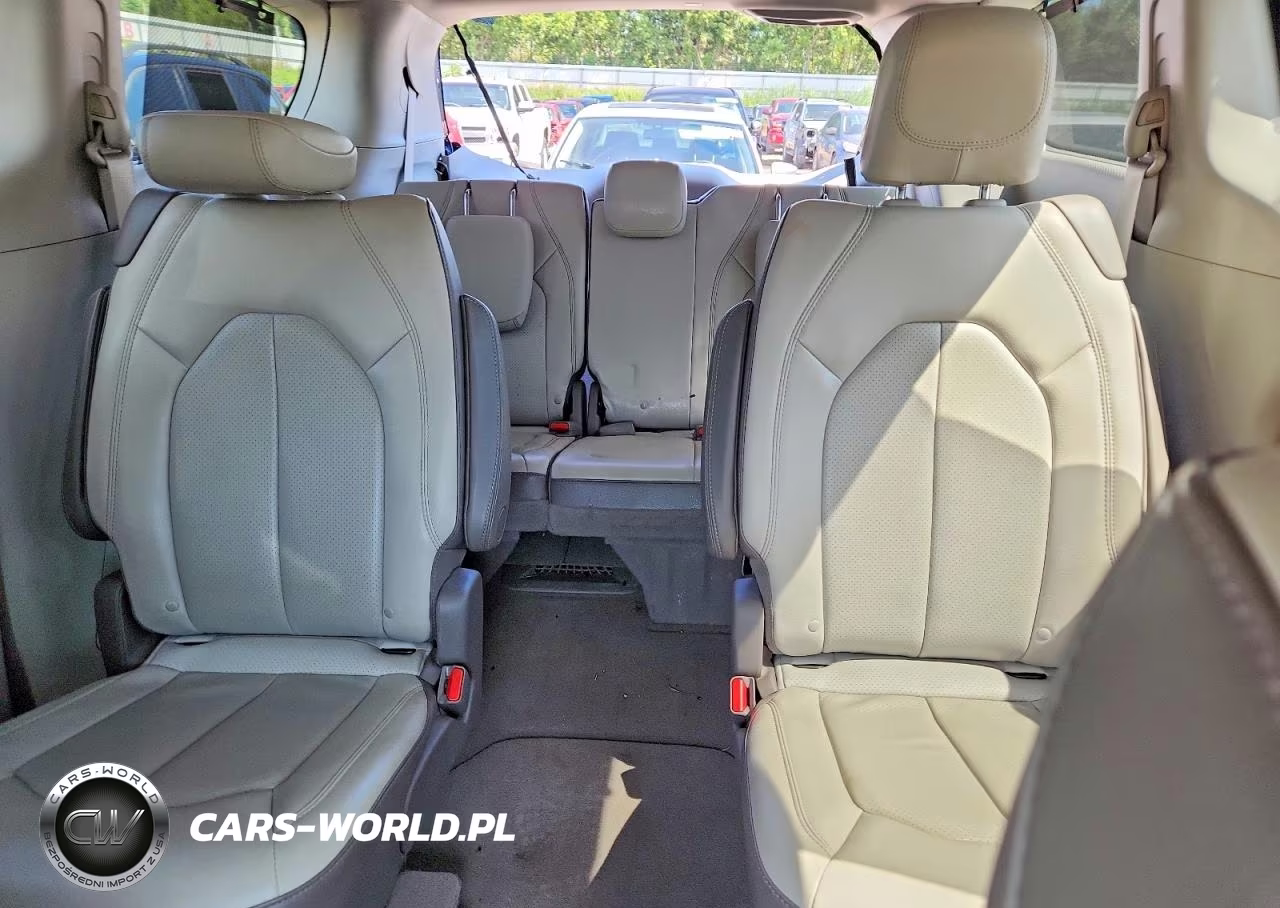 2019 Chrysler Pacifica Touring L Plus VIN:2C4RC1EG4KR588875 - 10