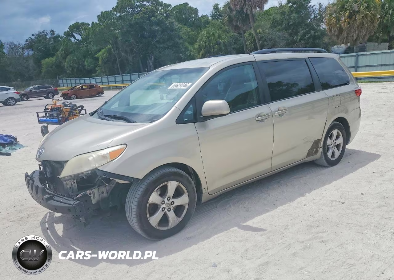 2015 Toyota Sienna Le – zdjęcie 1 z 14