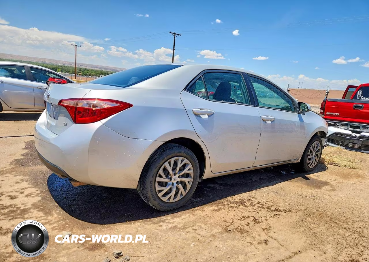 2018 Toyota Corolla Le VIN:2T1BURHE9JC050520 - 3
