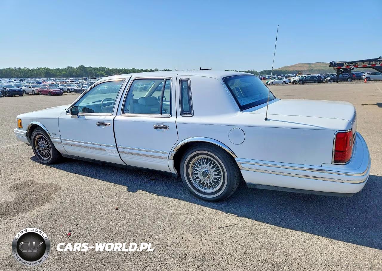 1991 Lincoln Town Car Signature VIN:1LNCM82W0MY728020 - 2