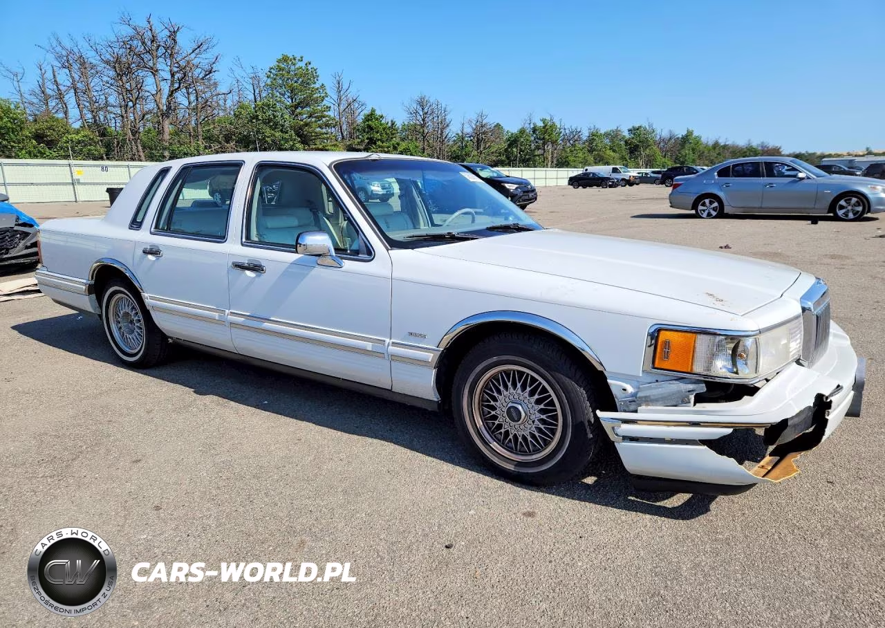 1991 Lincoln Town Car Signature VIN:1LNCM82W0MY728020 - 4