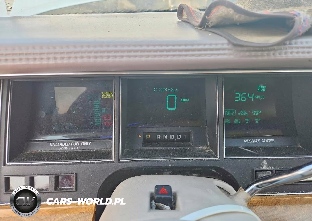 1991 Lincoln Town Car Signature VIN:1LNCM82W0MY728020 - 9