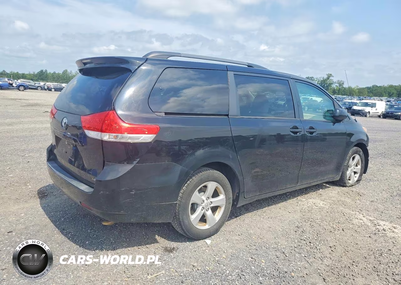 2014 Toyota Sienna Le VIN:5TDKK3DC4ES472764 - 3