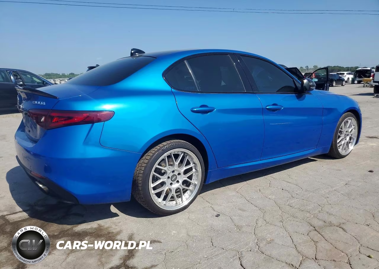 2017 Alfa Romeo Giulia Ti VIN:ZARFAECN8H7560028 - 3