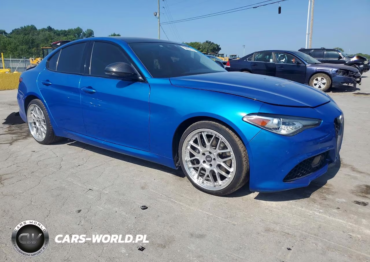 2017 Alfa Romeo Giulia Ti VIN:ZARFAECN8H7560028 - 4