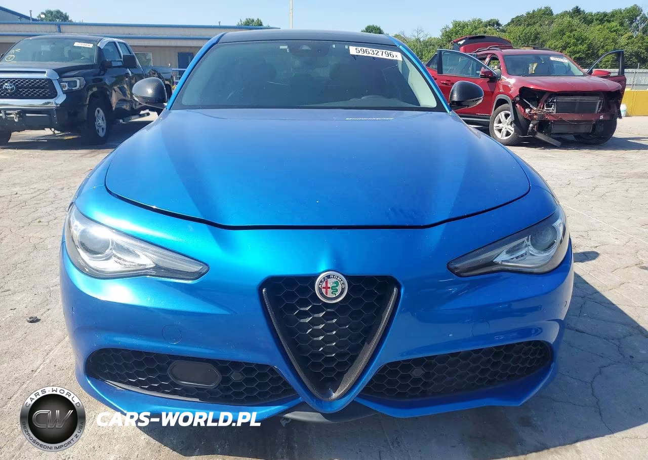 2017 Alfa Romeo Giulia Ti VIN:ZARFAECN8H7560028 - 5