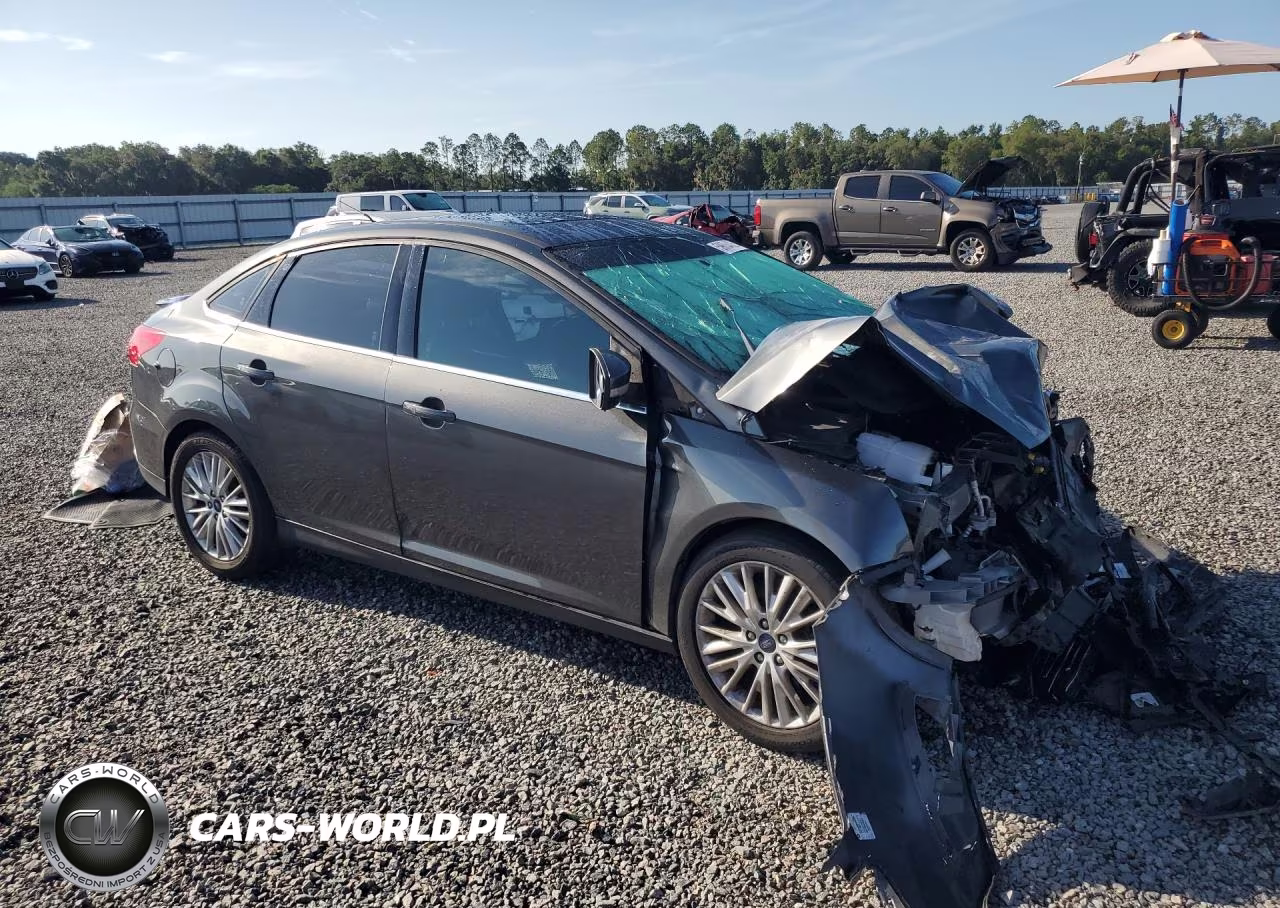 2018 Ford Focus Titanium VIN:1FADP3J28JL324706 - 4
