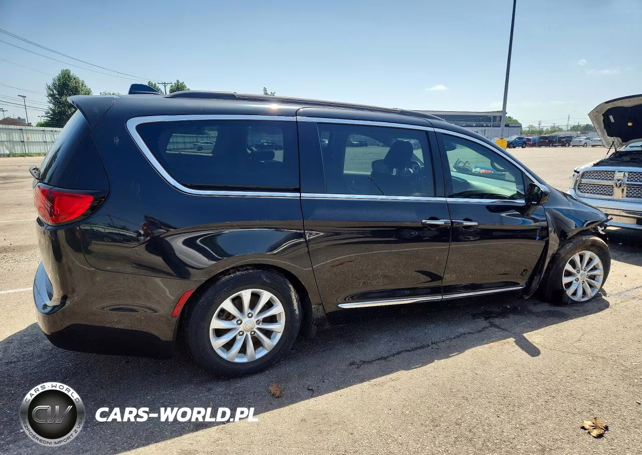 2017 Chrysler Pacifica Touring L VIN:2C4RC1BG7HR705197 - 3
