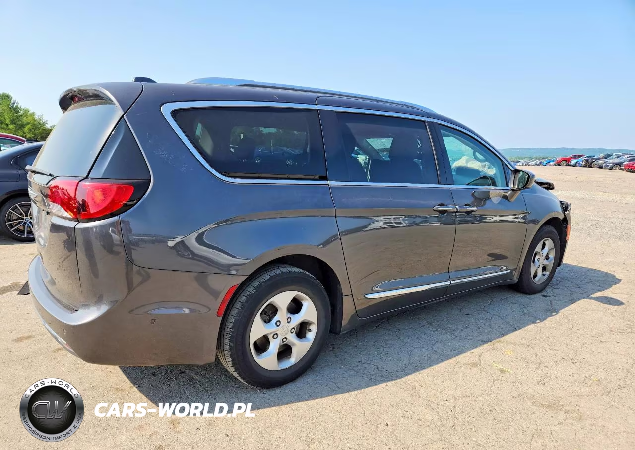 2017 Chrysler Pacifica Touring L Plus VIN:2C4RC1EG7HR837971 - 3