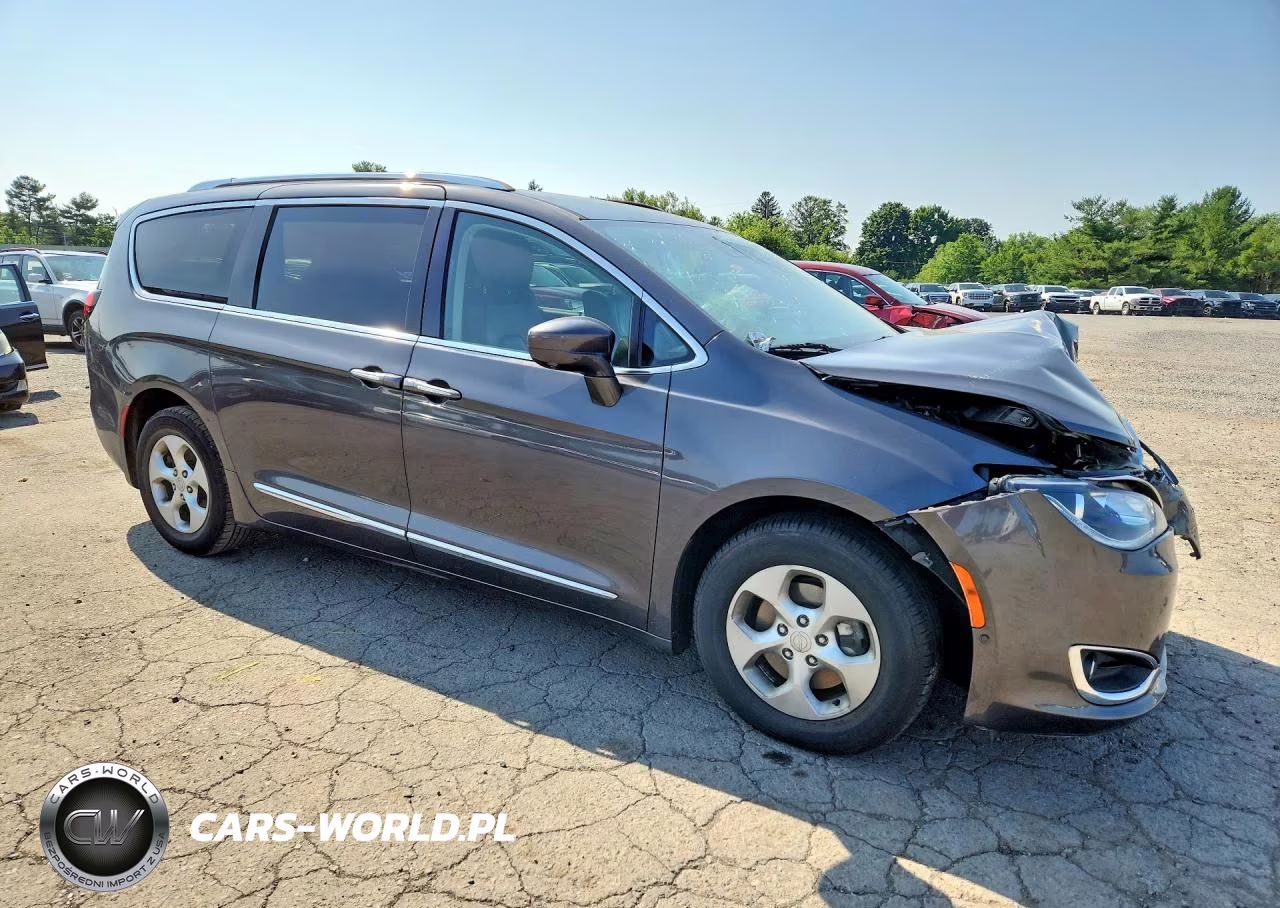 2017 Chrysler Pacifica Touring L Plus VIN:2C4RC1EG7HR837971 - 4