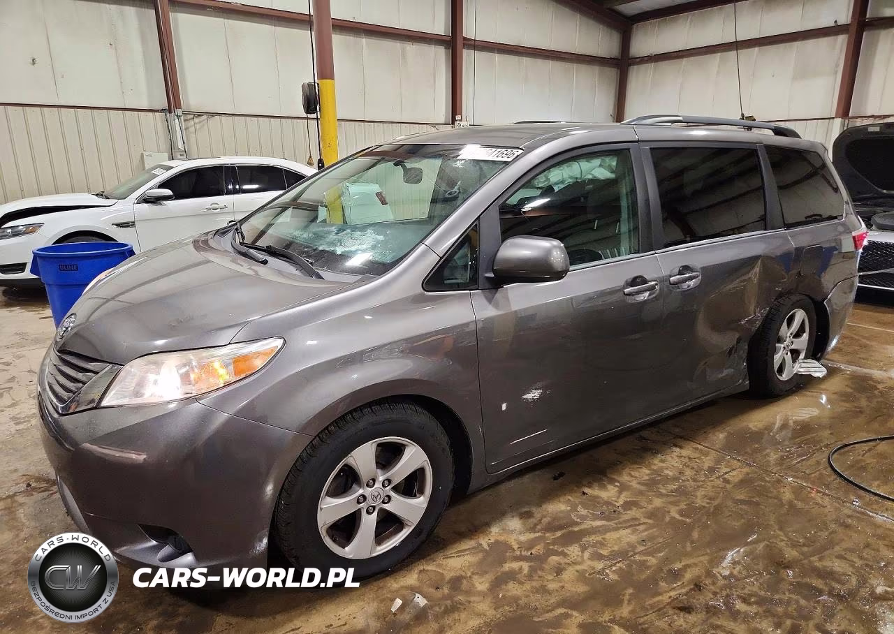 2017 Toyota Sienna Le – zdjęcie 1 z 13