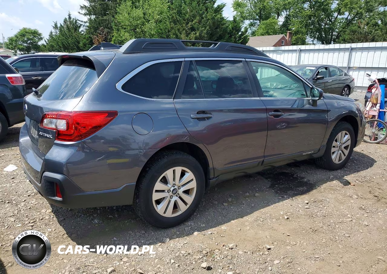 2018 Subaru Outback 2.5I Premium VIN:4S4BSACC6J3311992 - 3