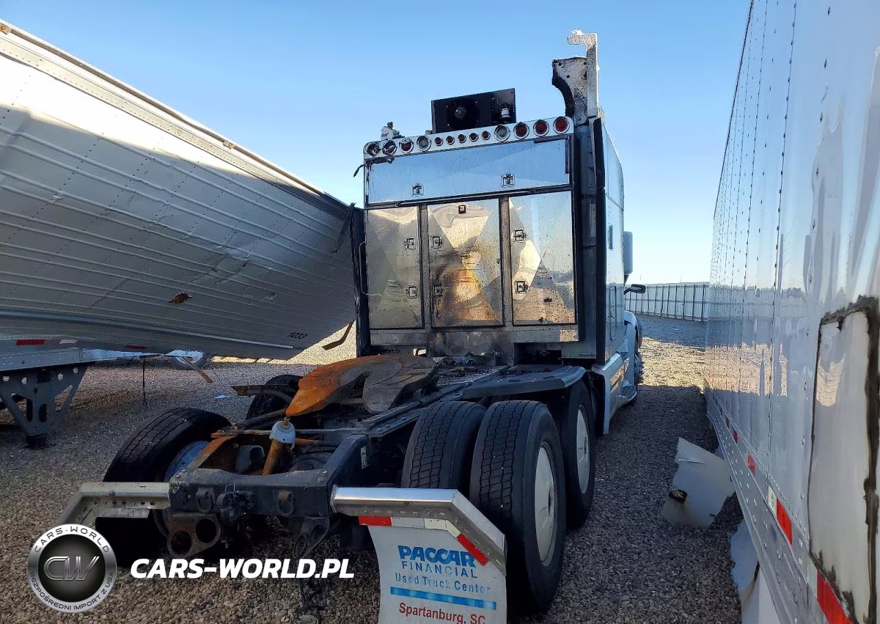 2018 Peterbilt 579 Semi Truck VIN:1XPBD49X8JD421025 - 4