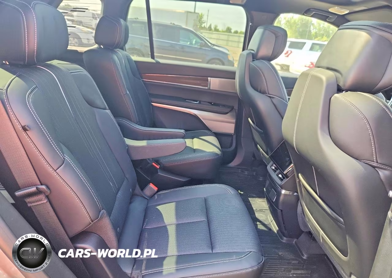 2026 Cadillac Vistiq Sport VIN:1GYC3NML2TZ705303 - 11