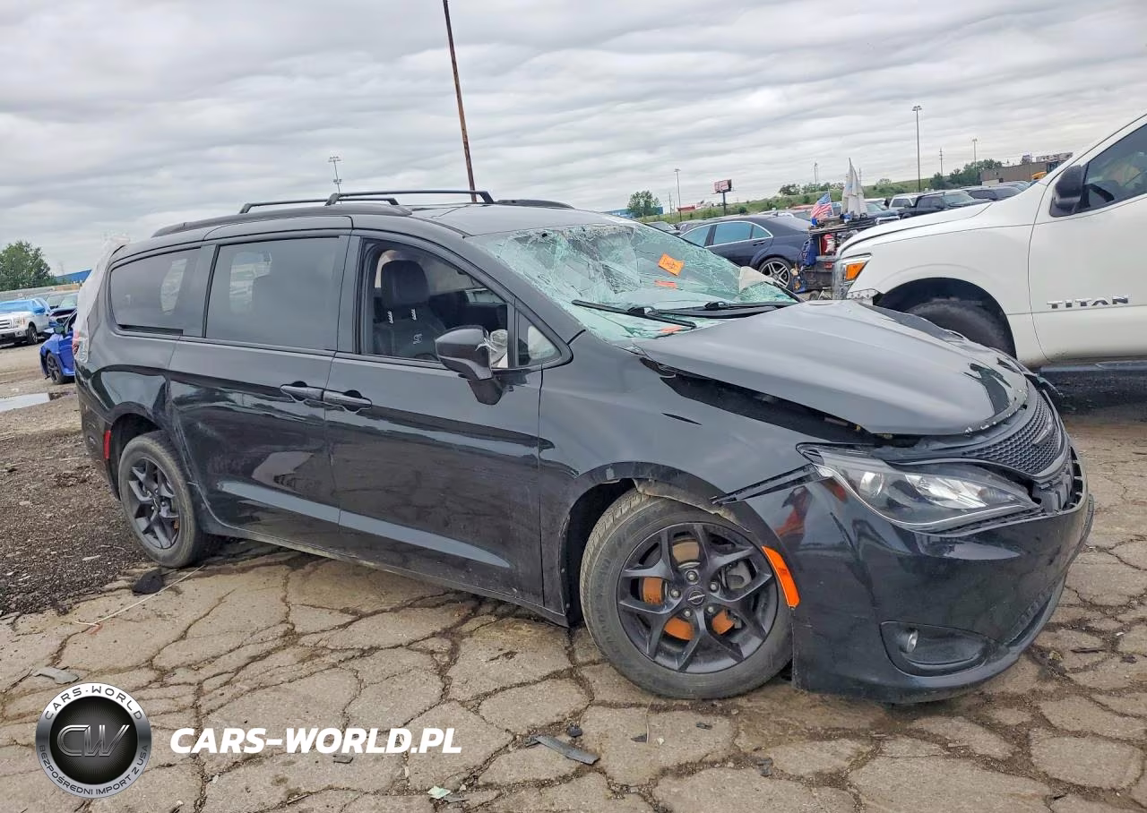 2018 Chrysler Pacifica Touring L Plus VIN:2C4RC1EG5JR291788 - 4