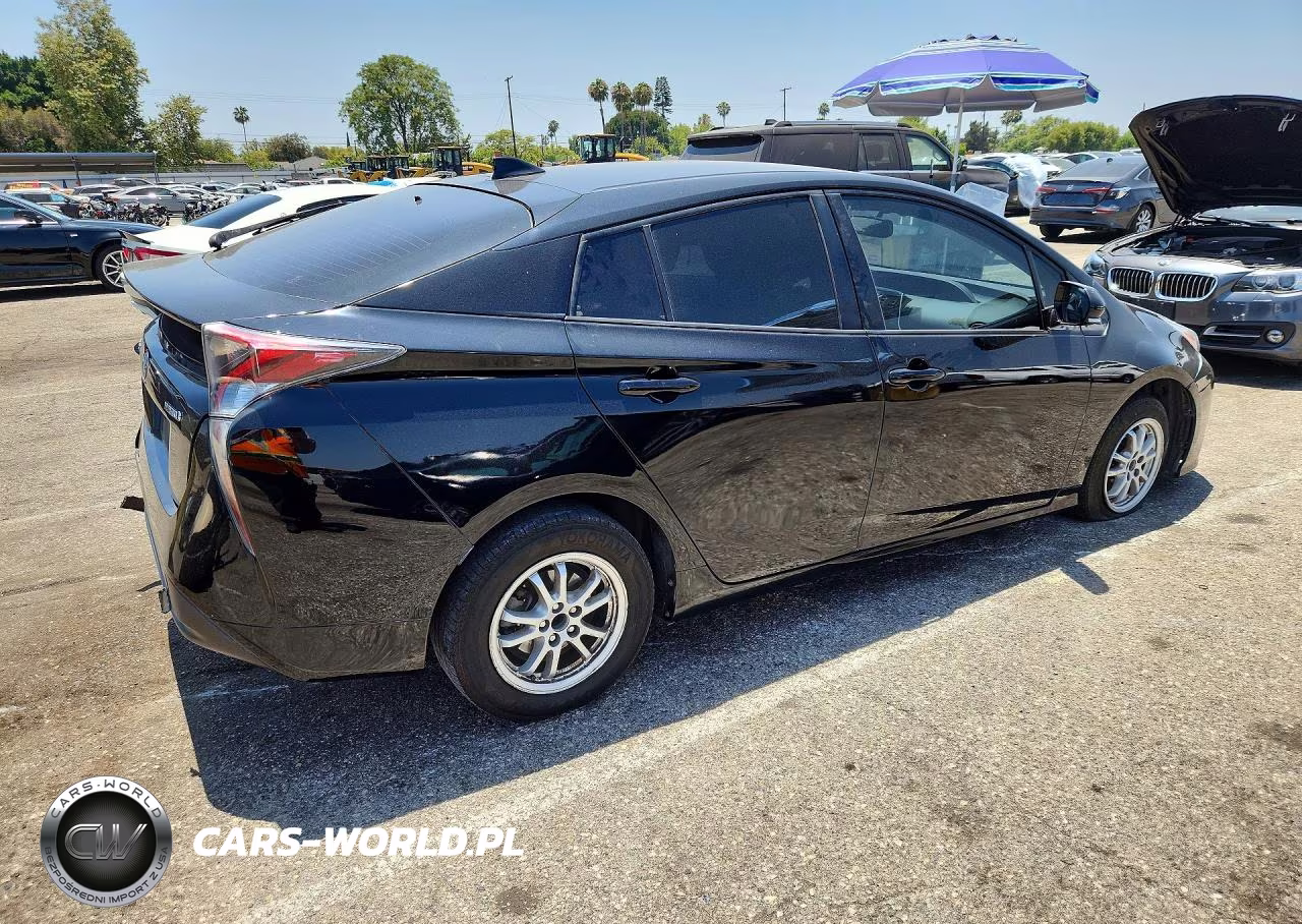 2016 Toyota Prius Four VIN:JTDKARFU8G3500923 - 3