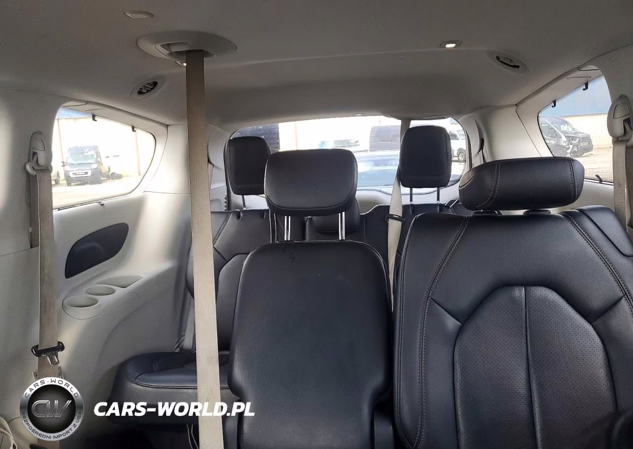 2018 Chrysler Pacifica Touring L VIN:2C4RC1BG8JR353446 - 10