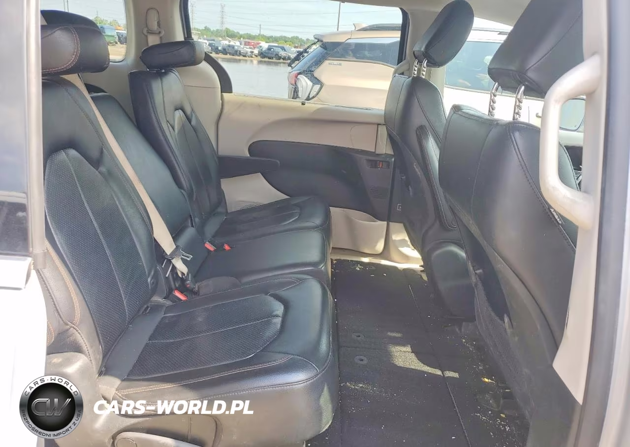 2018 Chrysler Pacifica Touring L VIN:2C4RC1BG8JR353446 - 11